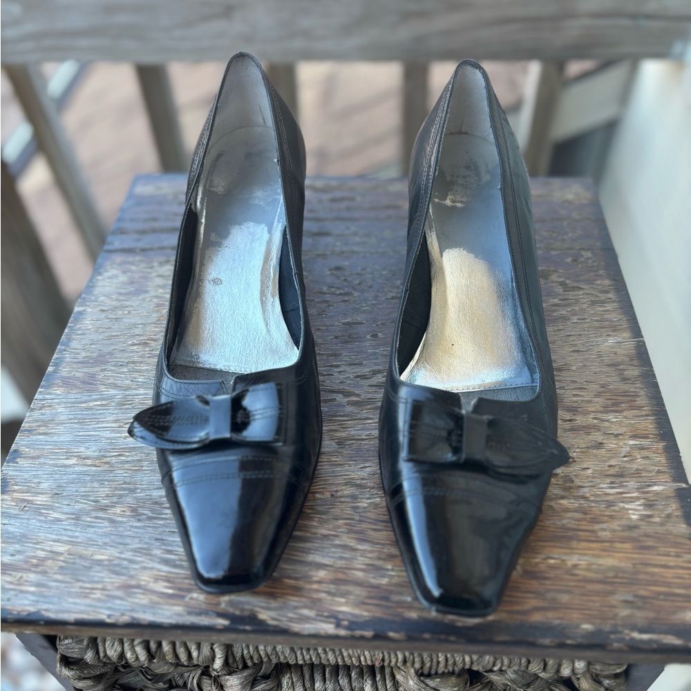 Ros Hommerson Women’s Black Leather Dress Court Pumps Patent Toe & Bow Size 11M